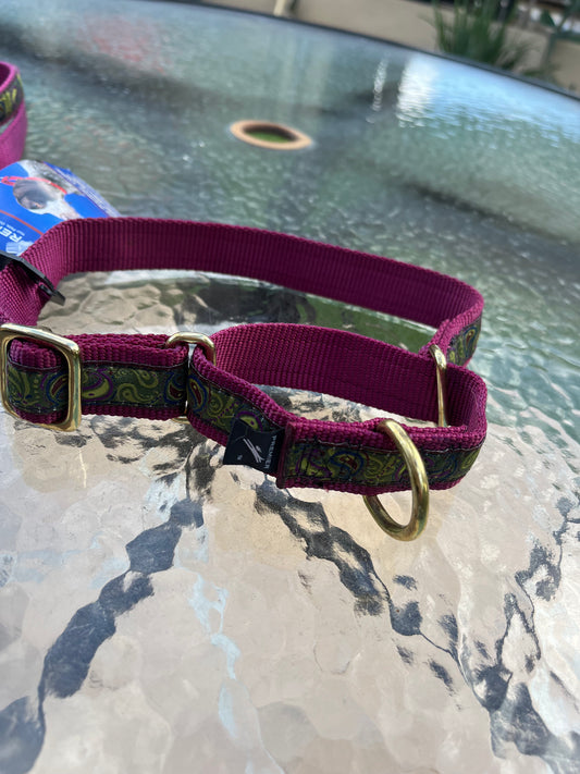 A stylish purple dog collar with a gold buckle, perfect for pet fashion.